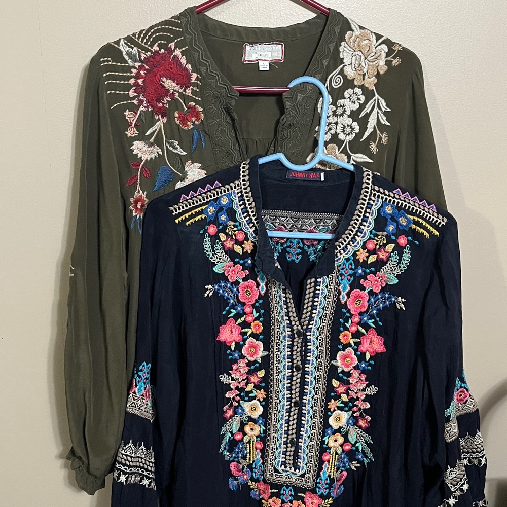 TWO BEAUTIFUL JOHNNY WAS TOPS
Size Large selling together See description
